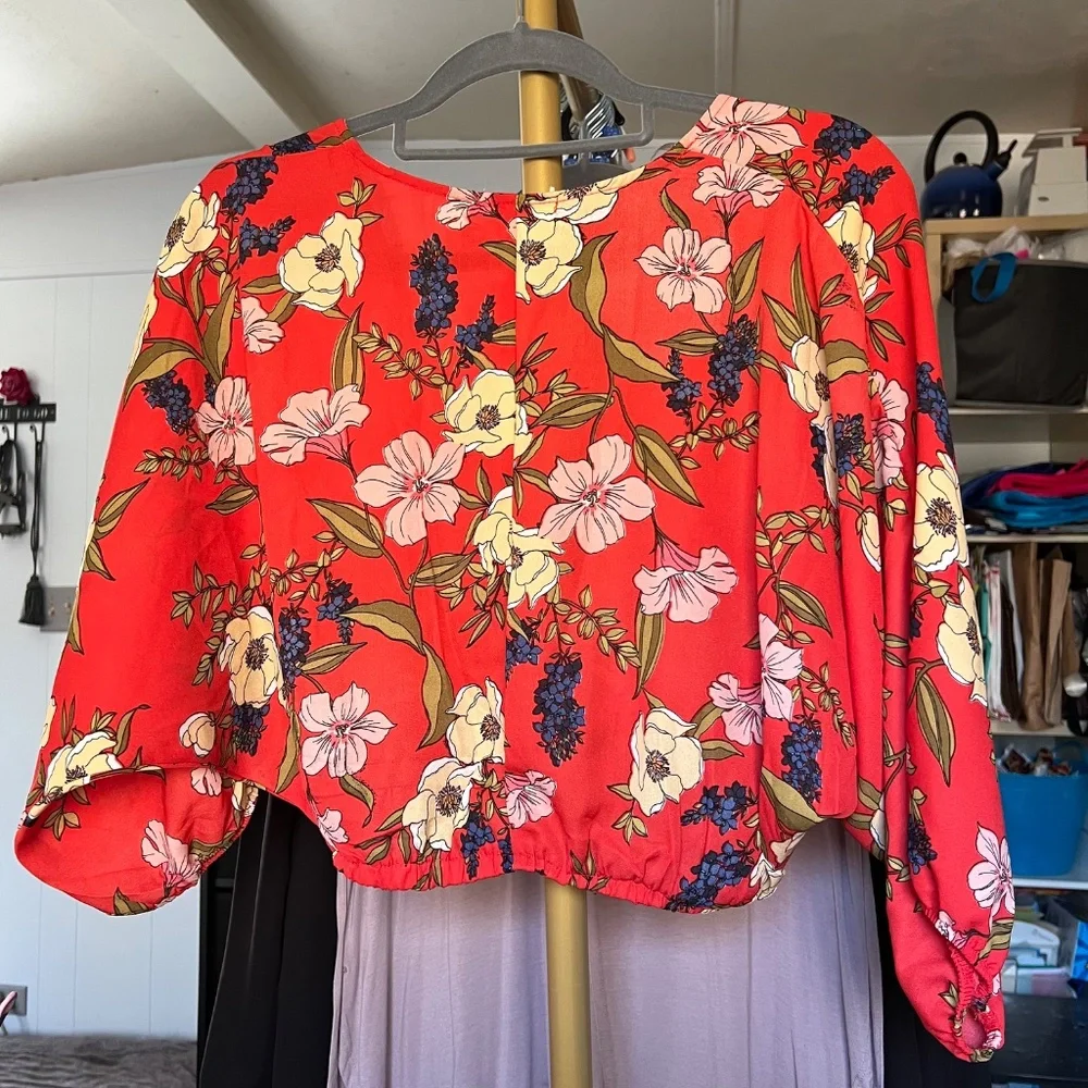 🔥2/$10 NWT |•HEART & HIPS•| Cute Floral Summer Top Cropped Size Small